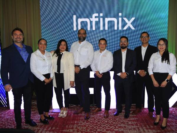 Ejecutivos de Elektra en el lanzamiento del nuevo portafolio de Infinix, con una propuesta de valor para todos.