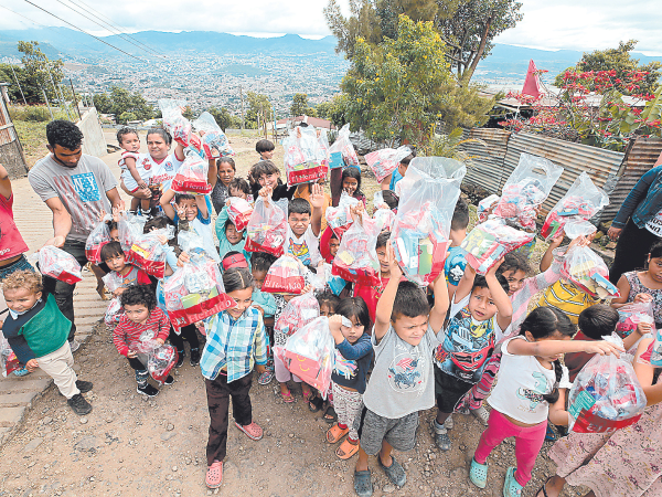 Felices quedaron los pequeños con los regalos que les llevamos hasta la puerta de su casa. Los infantes agradecieron la bondad de quienes se acordaron de ellos en esta Navidad.