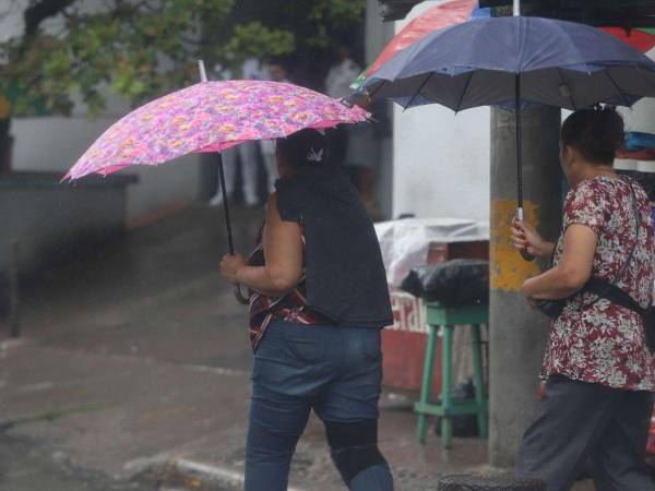 Las lluvias continuarán en la mayor parte del territorio nacional. Cenaos espera que sistema de baja presión se fortalezca en las próximas horas.