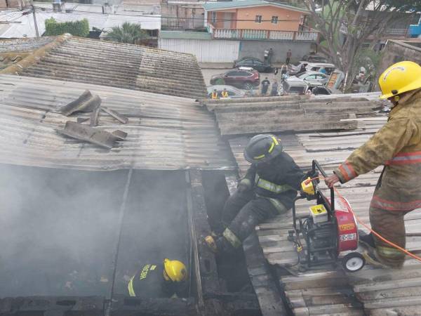 Momento en que los bomberos intentaban apagar el fuego.