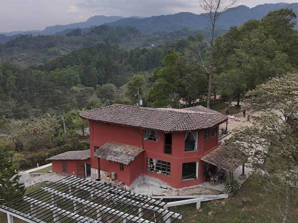 <i>Visitantes disfrutan de una experiencia única en Finca Rosario y Hotel Montecillo, donde el café de alta calidad se combina con la belleza natural de las montañas de San José, Honduras.</i>