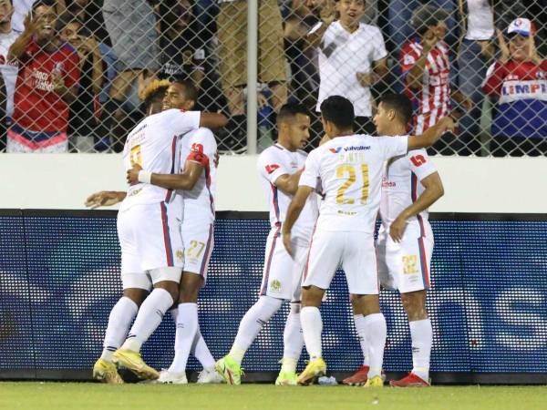 Olimpia comenzó ganando el partido con una anotación de Jerry Bengtson.