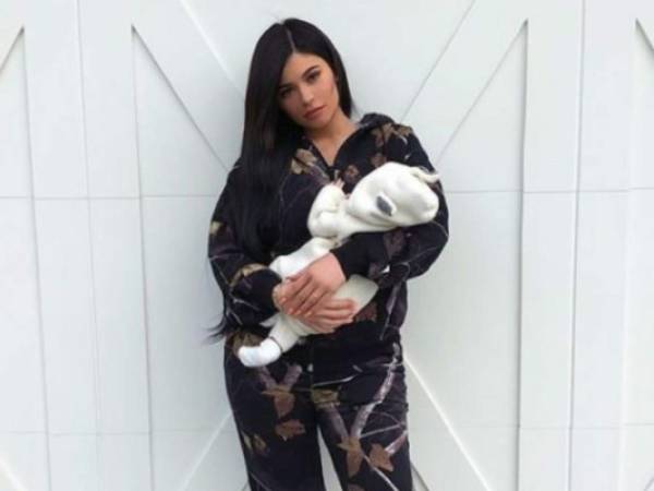 Kylie Jenner decidió no publicar más fotos donde se apreciara el rostro de la pequeña. Foto Instagram @kyliejenner