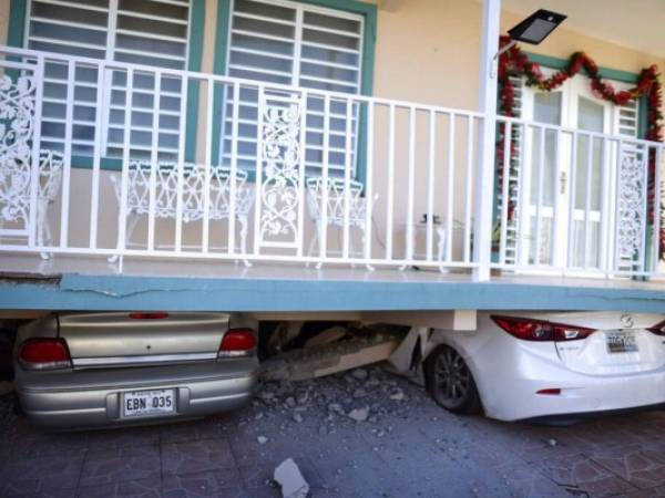 Una vivienda cayÃ³ sobre vehÃ­culos estacionados despuÃ©s de un terremoto registrado en GuÃ¡nica, Puerto Rico, el lunes 6 de enero de 2020. Un sismo de magnitud 5,8 remeciÃ³ Puerto Rico en la madrugada del lunes, provocando pequeÃ±os deslaves, cortes en el suministro elÃ©ctrico y graves grietas en algunas viviendas. (AP Foto/Carlos Giusti)