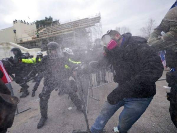 Los manifestantes derribaron las barricadas metálicas al pie de las escalinatas del Capitolio, y enfrentaron a policías con equipo antimotines. Foto: AP