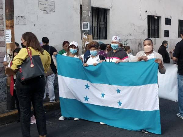 La protesta se realizan este martes de forma simultánea en varios departamentos del país.