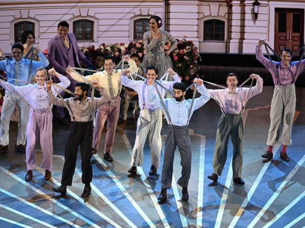 Los bailarines hicieron un espectáculo sobre el escenario del teatro Dolby.