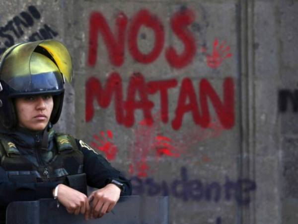 Un guardia de pie frente al Palacio Nacional, la oficina y residencia presidencial, durante una manifestación contra la violencia de género en la Ciudad de México. Foto: AP.