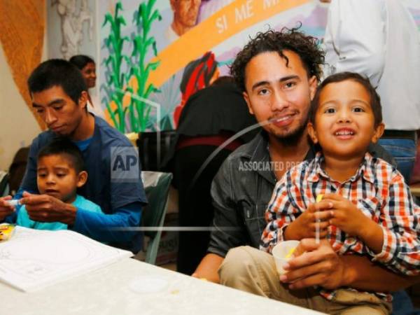 Roger Ardino, un padre hondureño, estaba feliz de estar de nuevo con su hijo de 4 años. Foto: AP