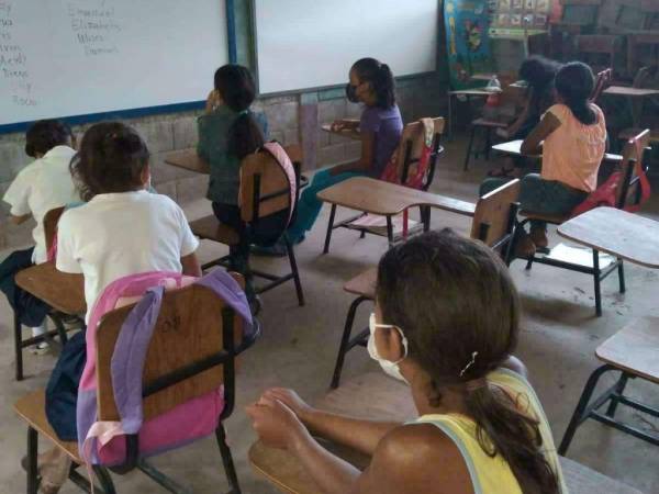 Para el retorno a las clases presenciales o semipresenciales será necesario que los estudiantes cuenten con su esquema de vacunación anticovid.