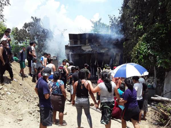 La humilde casa fue consumida en su totalidad por el fuego en cuestión de segundos.