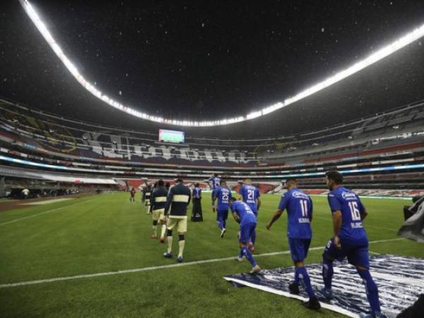 Los jugadores de Cruz Azul y América salen a la cancha del estadio Azteca de la Ciudad de México. (AP Foto/Eduardo Verdugo, archivo).