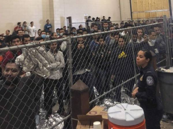 Un grupo de hombres se encuentran en un centro de detención de Inmigración y Control de Fronteras en McAllen, Texas, durante una visita del vicepresidente Mike Pence. Foto: Agencia AP.