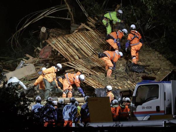 El tifón Shanshan continúa atravesando el sudoeste de Japón, donde ha dejado hasta ahora 4 fallecidos, más de 100 heridos y 2 desaparecidos, además de inundaciones y daños materiales.