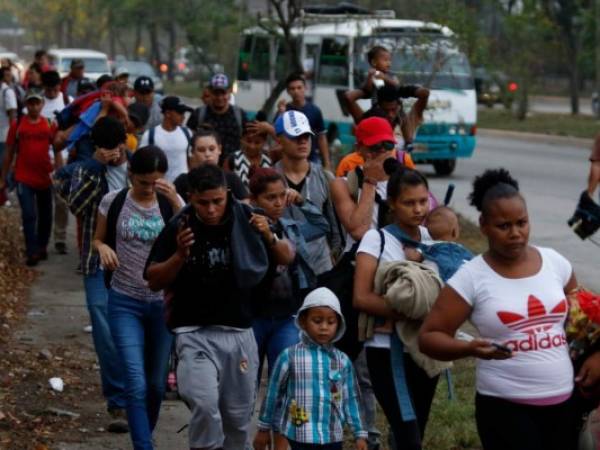 Al llegar a México las caravanas pueden crecer porque se unen migrantes que ya estaban en la zona fronteriza o que llegaron en otros grupos. Foto: AP