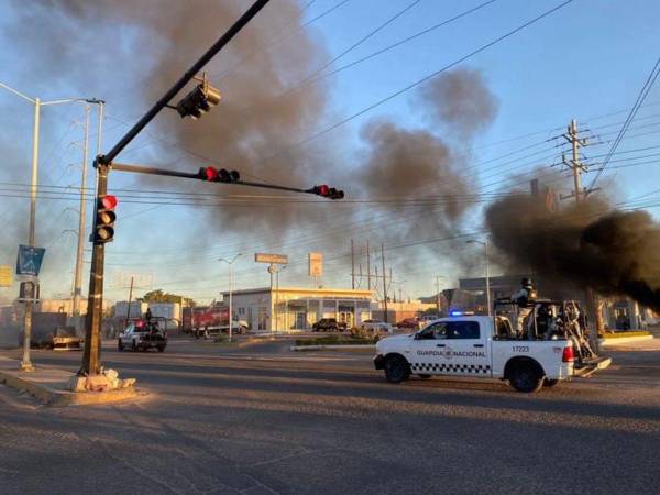 Las calles permanecen bloqueadas en Sinaloa.