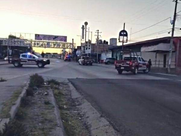 Uno de los cadáveres quedó tirado en medio de la calle cuando intentaba huir.