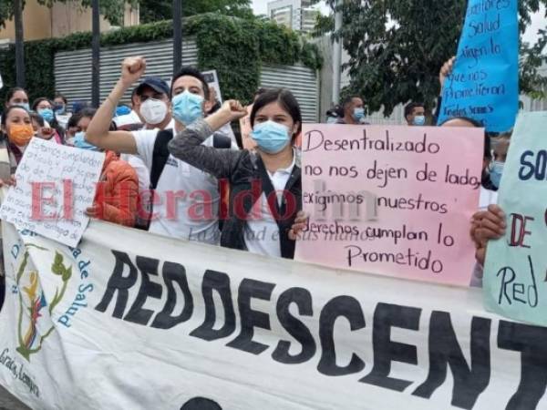 Los integrantes de la manifestación aseguran que desde el primer día de la pandemia se han mantenido al pie de la bandera y lo justo es obtener mejores condiciones laborales ahora que se han comenzado a otorgar plazas para otros sectores. Foto: Efraín Salgado/ EL HERALDO