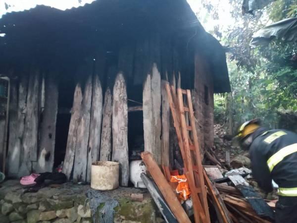 Un bombero trabaja para enfriar la zona de la tragedia en El Zamorano.