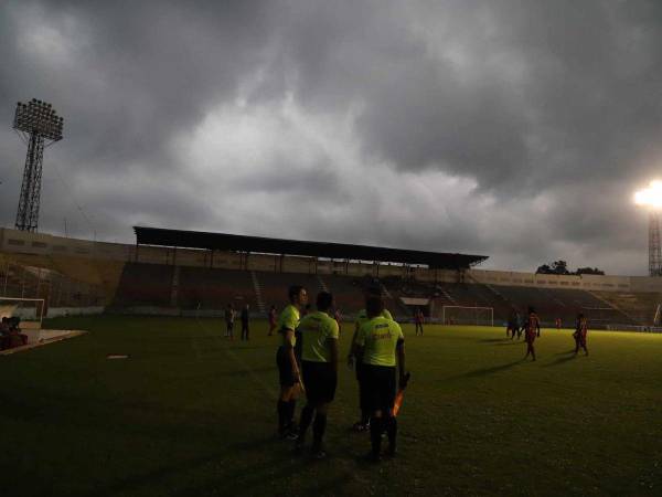 El partido había sido detenido por falta de iluminación en el Estadio Ceibeño.