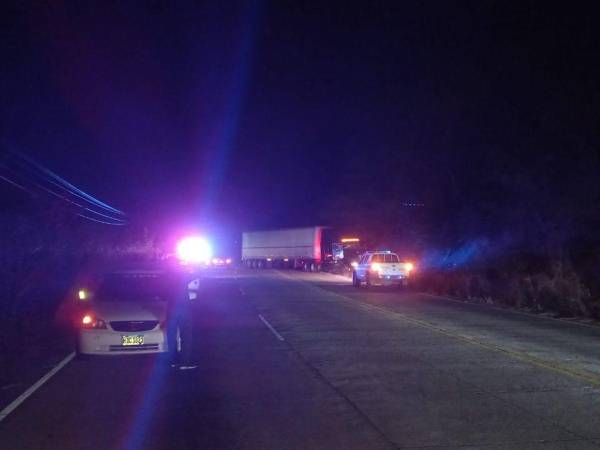 El vehículo pesado quedó atravesado en la carretera, dejando únicamente un carril habilitado.