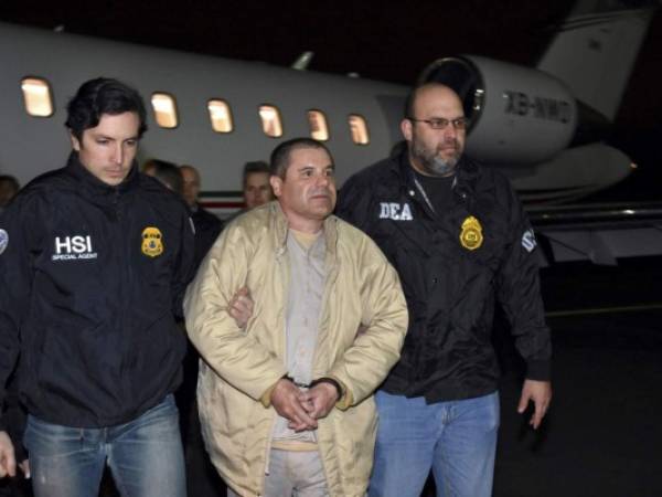 El narcotraficante mexicano Joaquín El Chapo Guzmán en el momento en que era trasladado por agentes de la DEA hacia los Estados Unidos. Foto. Agencia AP.