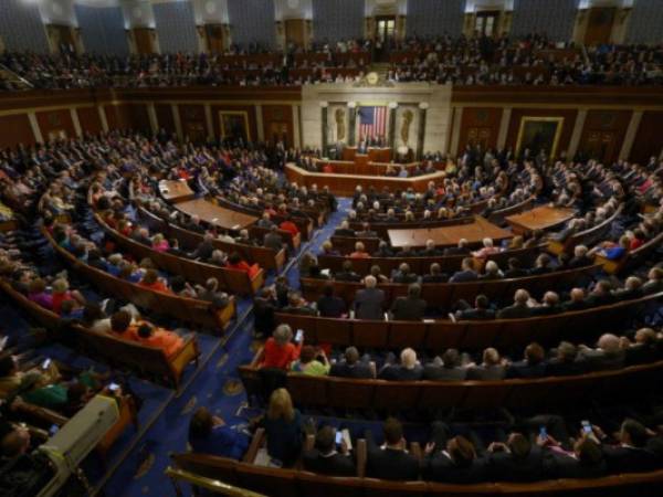 Un grupo de senadores debe presentar este lunes un texto que se apega al plan lanzado en enero por el presidente Donald Trump para reformar el sistema migratorio. Foto: Agencia AFP