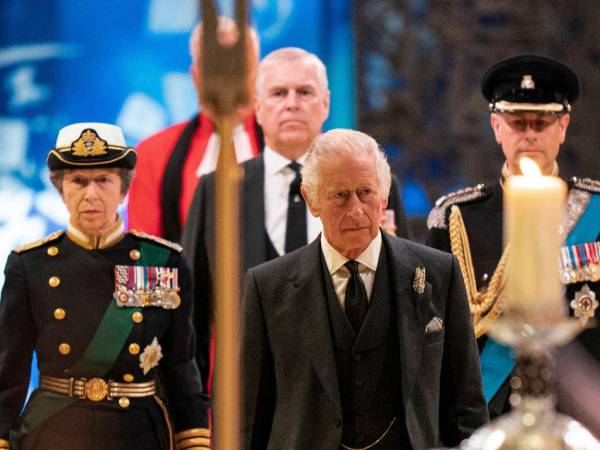 Los hijos de Isabel II han acompañado el féretro de la monarca fallecida en todo su recorrido por Escocia.