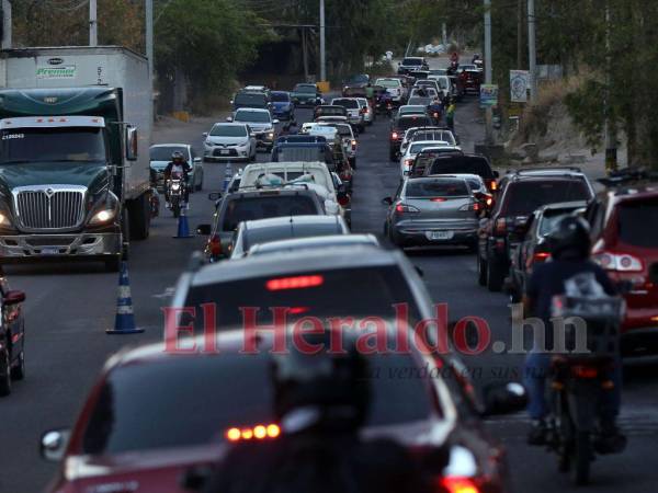 El tráfico en horas pico en la salida al sur de la capital suele desesperar a los conductores, por lo que toman la decisión de rebasar.