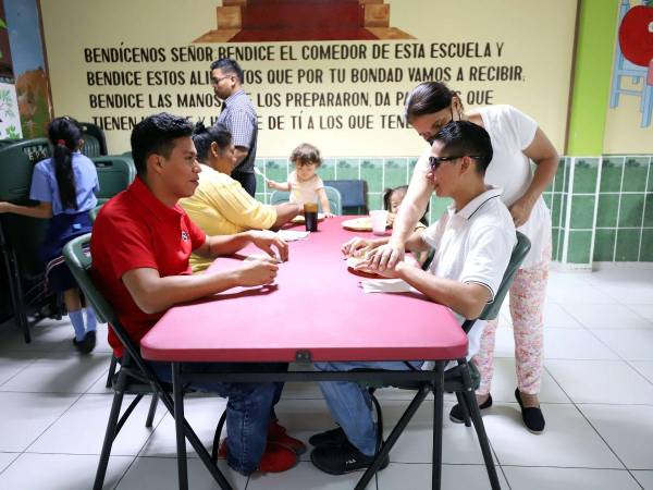 Una de las formas en la que ayuda la Escuela Pilar Salinas a sus estudiantes es proporcionándoles desayuno y almuerzo cuando asisten a clases.