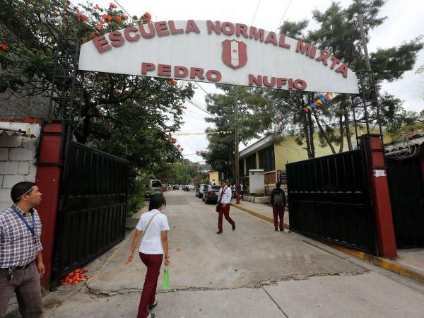 Las antiguas escuelas normales del país egresaban a los alumnos con el título de maestro en educación primaria.