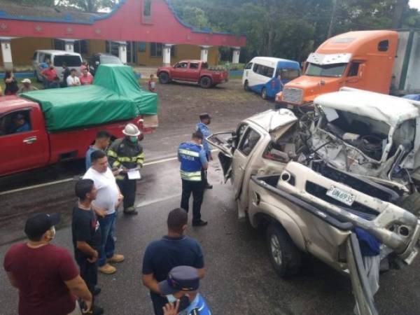 Las víctimas que fallecieron tras el fuerte impacto quedaron atrapadas en el amasijo de hierro.