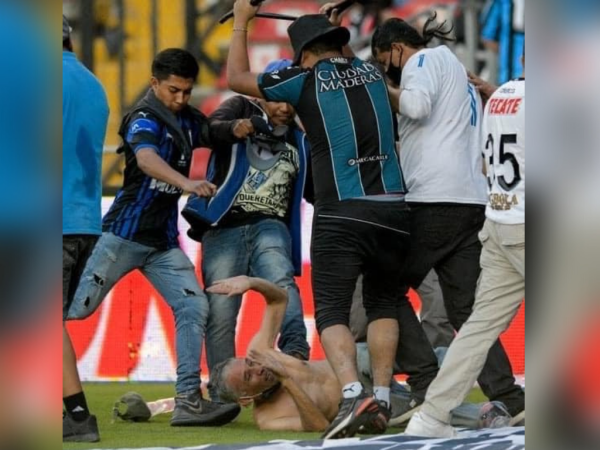 Así fue el doloroso momento en que el adulto mayor fue golpeado por un grupo de aficionados del Querétaro.