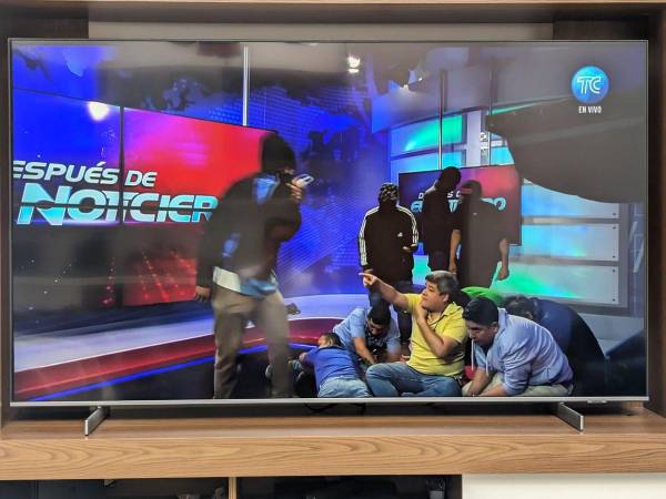 La sede de la Televisora TC en Guayaquil, Ecuador, se convirtió en escenario de terror cuando hombres armados irrumpieron en sus instalaciones, secuestrando una transmisión en vivo que mantuvo en vilo a la audiencia por más de 20 minutos.