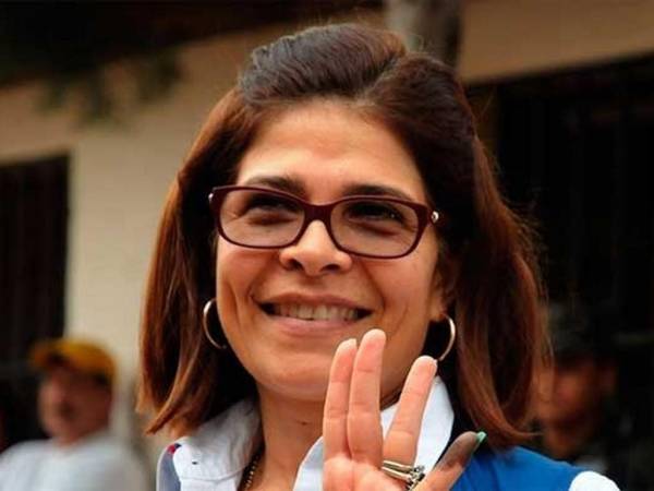 Como una mujer protectora, madre amorosa y amigable es recordada Hilda Hernández por su familia, pero además de ser la hermana mayor del extraditado expresidente de Honduras, Juan Orlando Hernández, fue su poderosa mano derecha. Te contamos quien era Hilda Hernández en la siguiente galería.