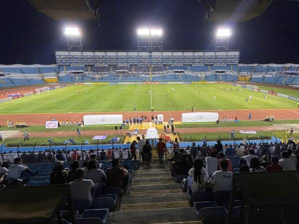 El primer clásico de este 2023, Olimpia vs Motagua, no recibió la afición esperada luego de que se celebrara el partido dos días después de la muerte de la menor Keiry García, quien murió por un balazo en el cuello tras actos violentos entre barras del Marathón y Real España el jueves pasado. En esta galería le mostramos más fotos del encuentro y del hostil ambiente que se vivió en el estadio Olímpico Metropolitano de San Pedro Sula.