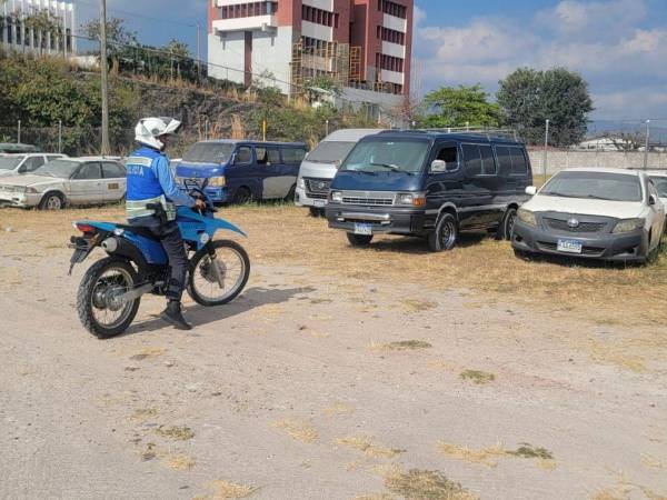 Las unidades que son decomisadas luego de las denuncias son llevadas a un predio en la colonia Godoy.