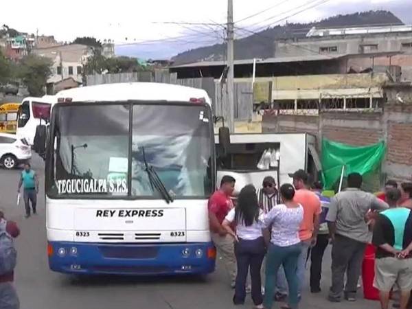 El bus subía por la calzada cuando de repente tomó velocidad de retroceso sin dar tiempo a que los presentes buscarán ponerse a salvo.