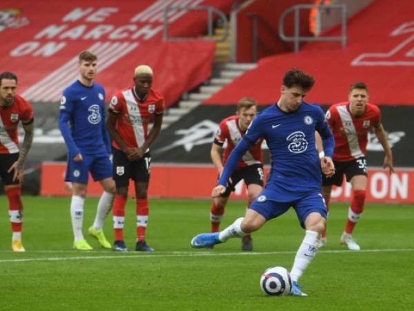 Los londinenses evitaron la primera derrota de la era Tuchel merced a un penal transformado por Mason Mount. Foto:AFP