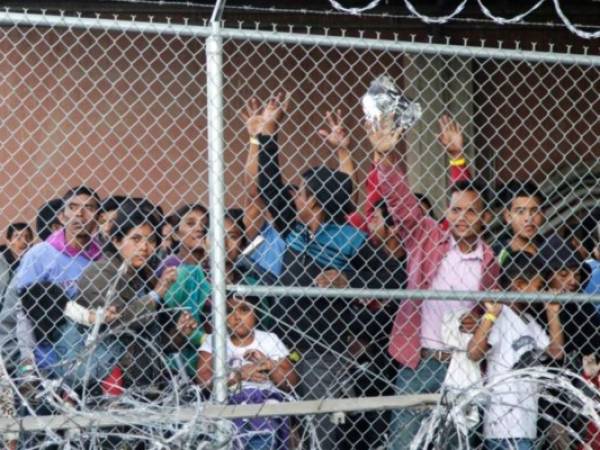 Los migrantes son detenidos en grupos masivos, entre ellos se observan decenas de niños. Foto: AP