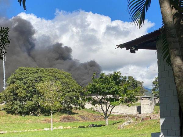 Las columnas de fuego se pueden ver desde afuera del centro penal.