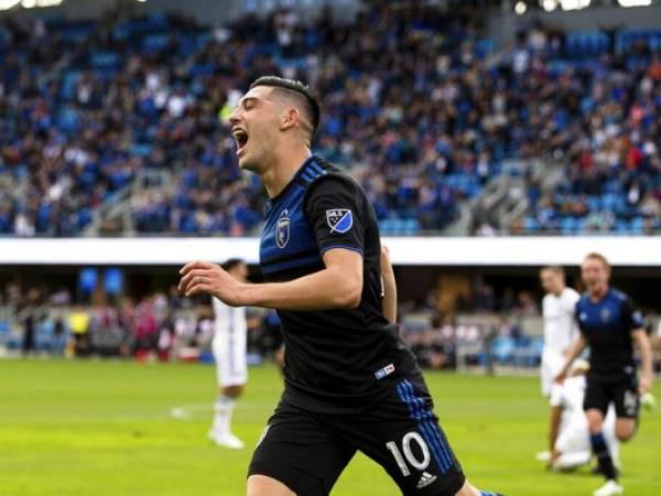 El delantero Cristian Espinoza de los San José Earthquakes festeja tras anotar un gol ante Portland. (Foto: AP)