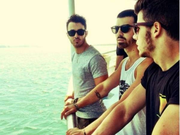 La banda estaba integrada por los tres hermanos: Kevin Jonas, Joe Jonas y Nick Jonas.