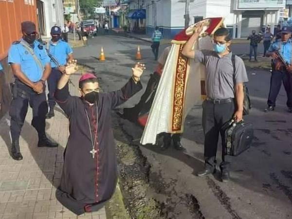 Deben “permitirnos celebrar nuestra fe en libertad, nuestra libertad de expresión, porque no le hacemos mal a nadie”, dijo el religioso.