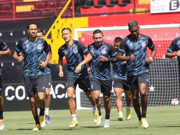 Los jugadores de Olimpia hicieron trabajos de entrenamiento en la cancha del Estadio Alejandro Morera Soto.