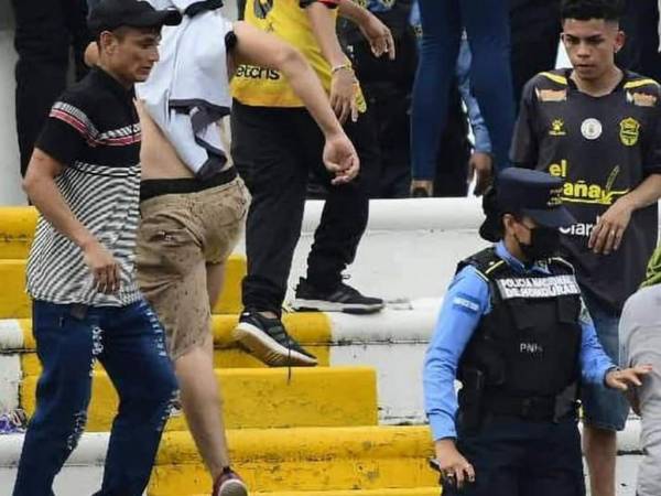 Las imágenes del momento previo a la brutal agresión muestran como el sospechoso esperó a que pasara otro aficionado, que iba saliendo del estadio, para poder lanzarle la patada a la oficial.