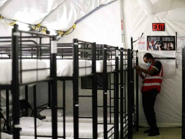 Un miembro del personal trabaja en un centro de detención para migrantes en Carrizo Springs, Texas. Foto: AP.