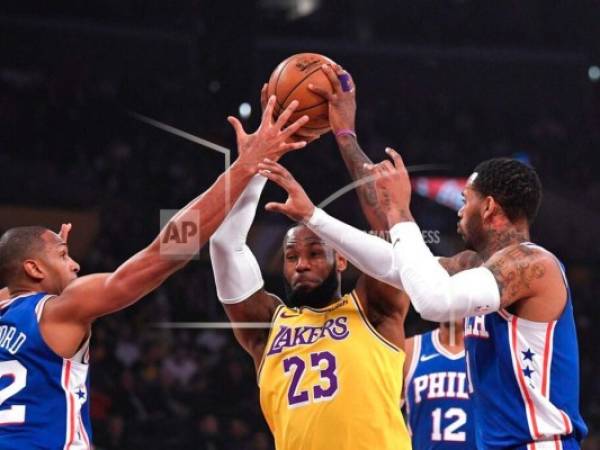 “The King” resultó ser uno de los principales protagonistas de la victoria de su equipo sobre los Philadelphia 76ers por 120 a 107. Foto: AP.