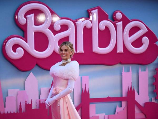 Margot Robbie posa en la alfombra rosa a su llegada para el estreno europeo de “Barbie” en el centro de Londres el 12 de julio de 2023.