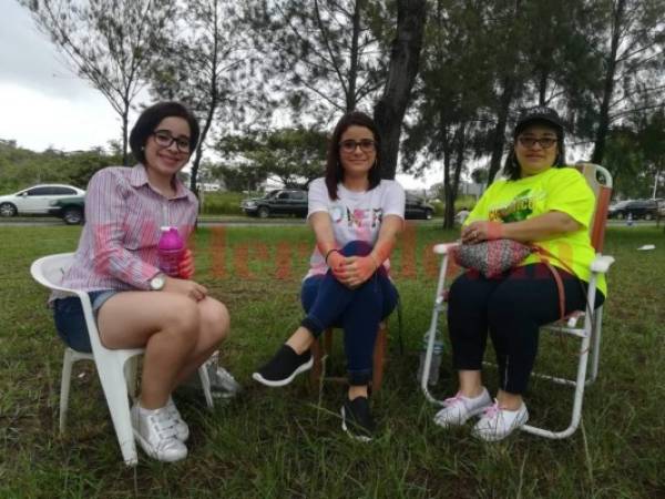 Sentadas en cómodas y pequeñas sillas ubicadas a un costado de la meta, las tres mujeres de la vida de don Carlos no dudaron en gritar a todo pulmón cuando lo vieron partir sobre la bicicleta. Foto Yinely Suazo